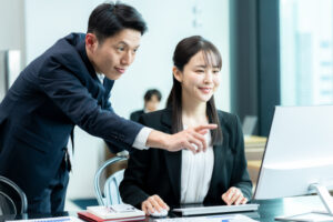 職場の片思い、これって脈あり?恋愛で悩む男性のサイン5つを解説