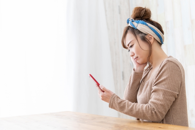 好きな人のSNSを見るだけで辛い人へ。その理由と対処法を解説します